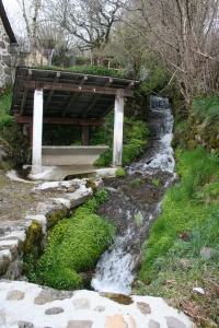 Lavoir en ciment couvert