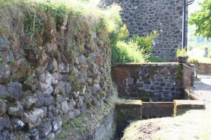 Lavoir en ciment.
