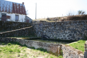 Lavoir en pierre de grande dimension.