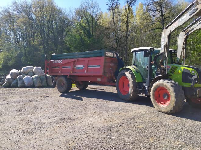 Dépôt de saches lors de la collecte des plastiques agricoles