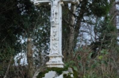 Croix de procession en fer peinte en blanc