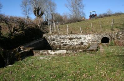 Ensemble en pierre ouvert