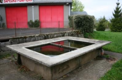 Lavoir en ciment ouvert