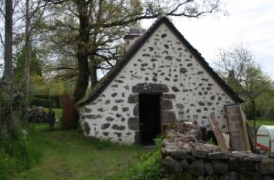 Four banal fermé en pierre et toiture en lauze