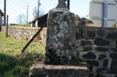 Croix en pierre, montée sur socle en pierre.