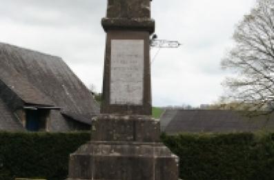 Monument aux Morts en pierre du pays.