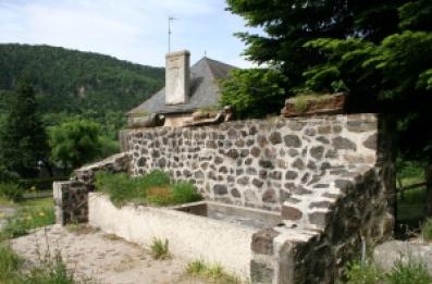 Abreuvoir en pierre ouvert