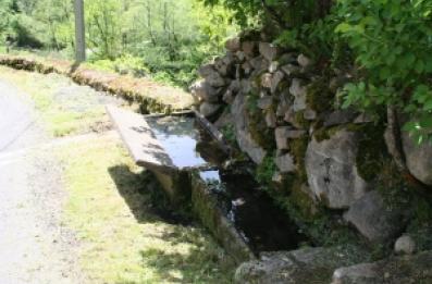 Abreuvoir composé d'une partie lavoir en ciment.