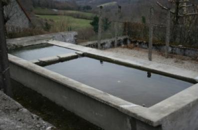 Lavoir carré en ciment
