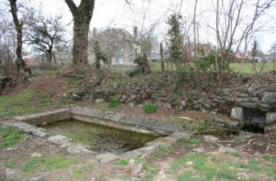 Lavoir ouvert en pierre creusé dans le sol