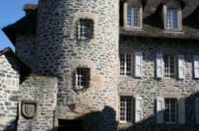 château avec tour ronde et le corps de logis