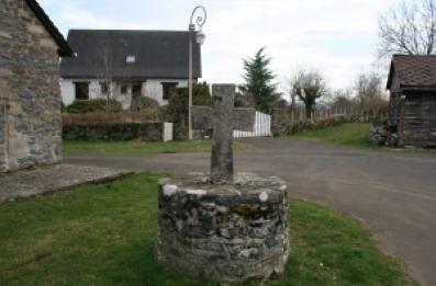 Croix de village en pierre 