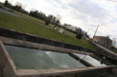 Grand lavoir en ciment 