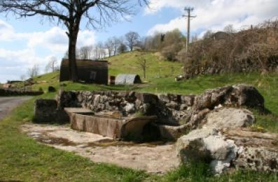 Abreuvoir en pierre avec lavoir en ciment.