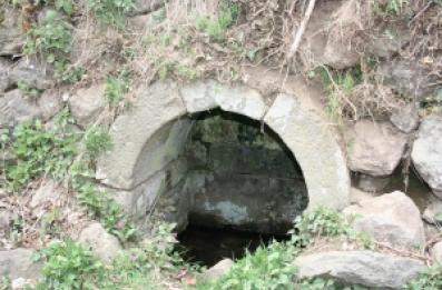 Source empierrée