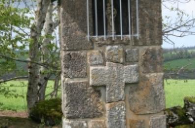 Edicule en pierre contenant une Vierge à l'enfant