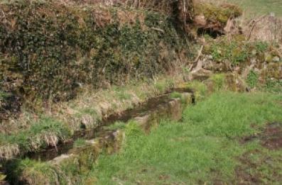 Abreuvoir en pierre.