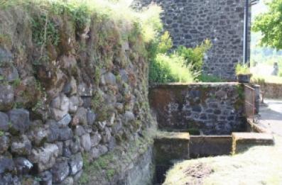 Lavoir en ciment.