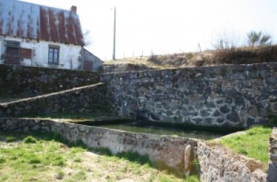Lavoir en pierre de grande dimension