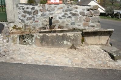 Bac lavoir en pierre et en ciment.