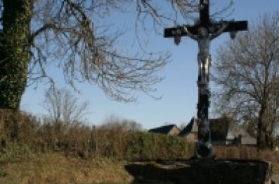 Croix en fer avec Christ au centre.