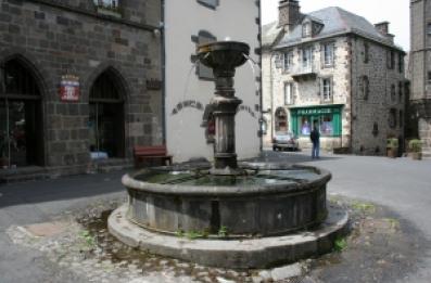 Fontaine en pierre de Volvic