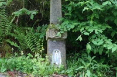 ple Croix en pierre avec niche de la Vierge