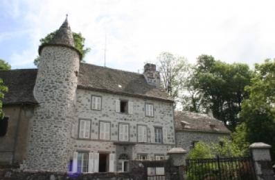 château avec une tour ronde