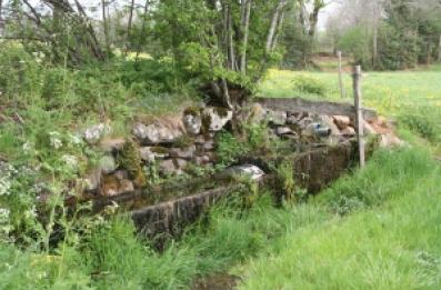 Abreuvoir en pierre avec deux bacs